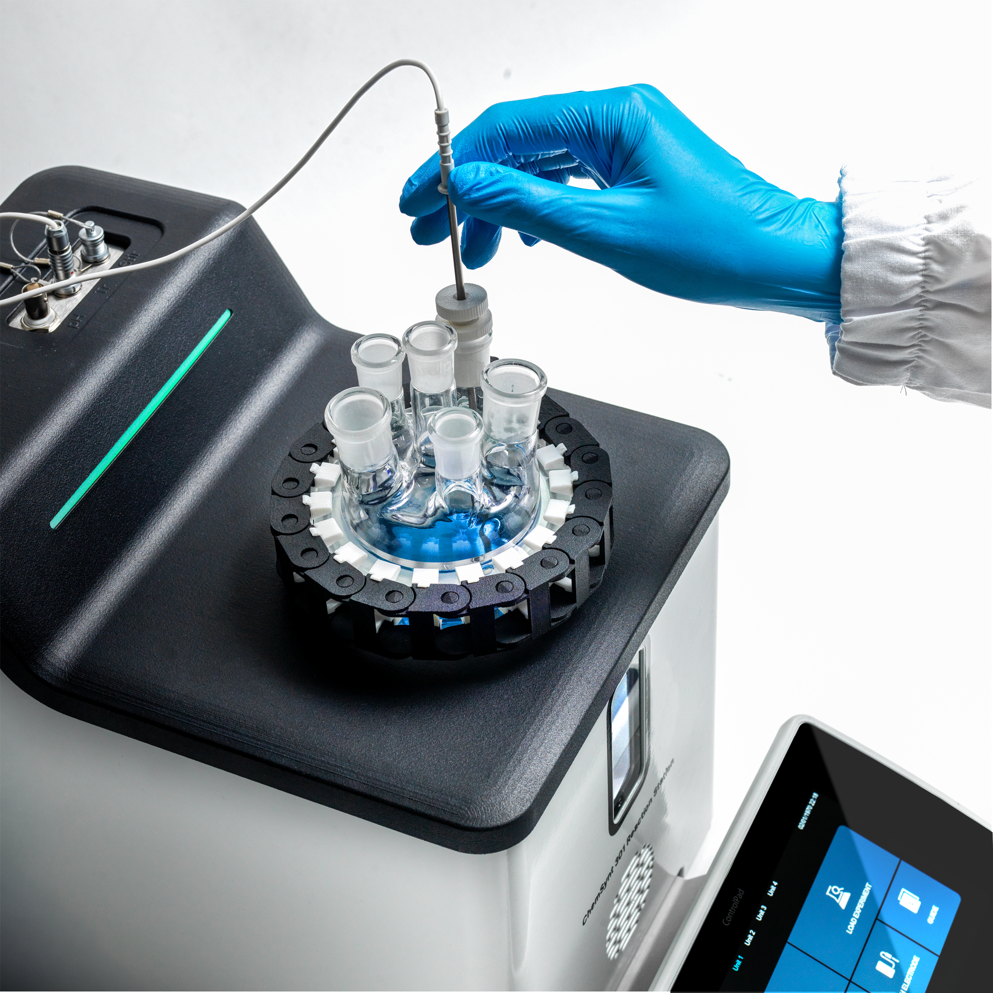 Operator using the ChemSynt 301 reactor